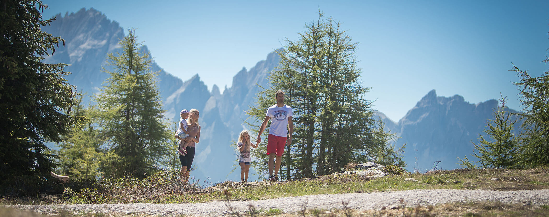 Una famiglia con due figlie in giro per le montagne in estate - Residence Kurze Wand