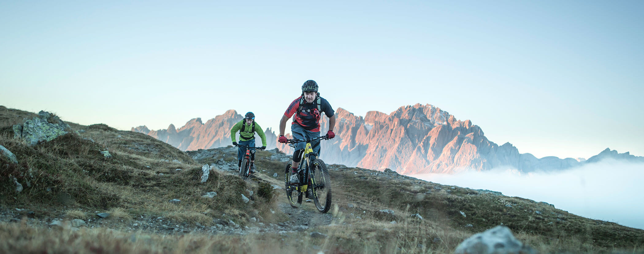 Due mountain biker in discesa, cime sullo sfondo - Residence Kurze Wand