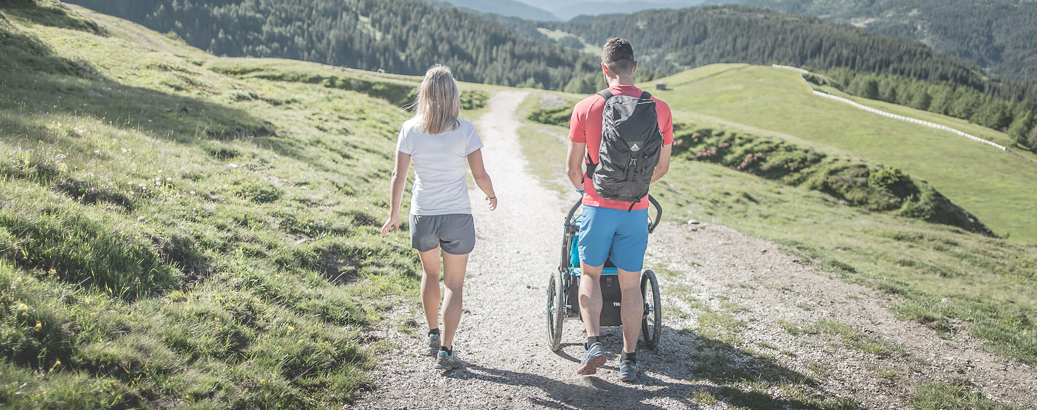 Una coppia con carrozzina in escursione estiva - Residence Kurze Wand