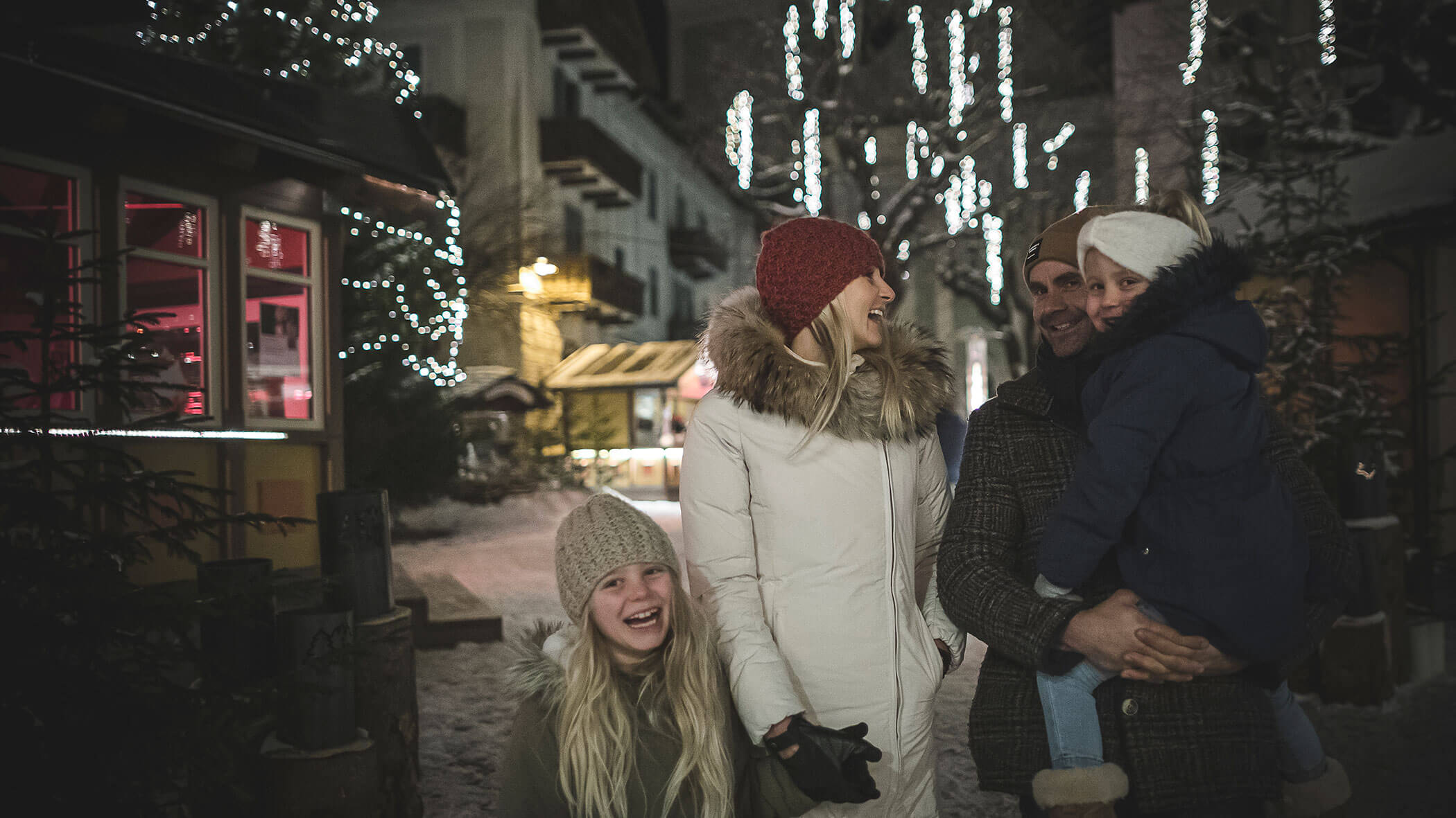 Una famiglia con due figlie al mercatino di Natale - Residence Kurze Wand
