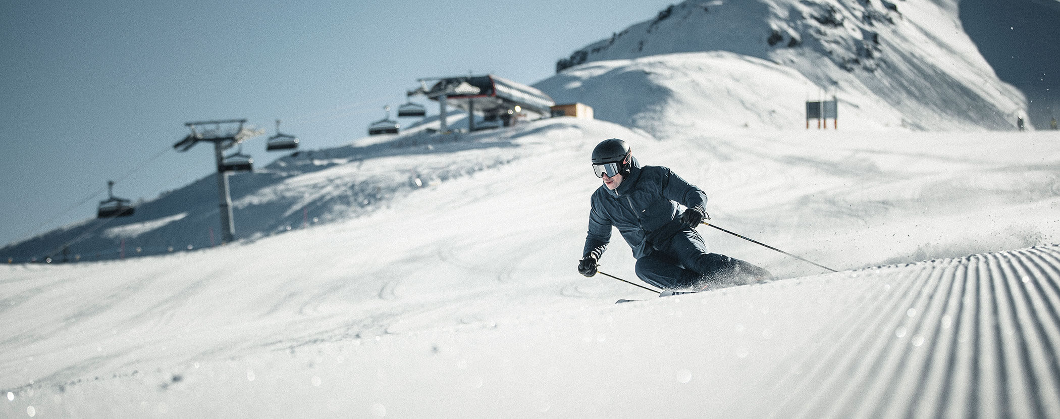 Uno sciatore in pista, con la seggiovia alle spalle - Residence Kurze Wand