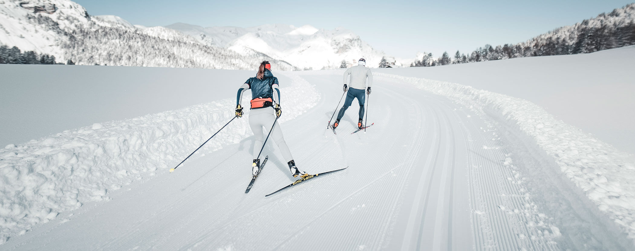 Due sciatori di fondo sulla pista in una soleggiata giornata invernale - Residence Kurze Wand