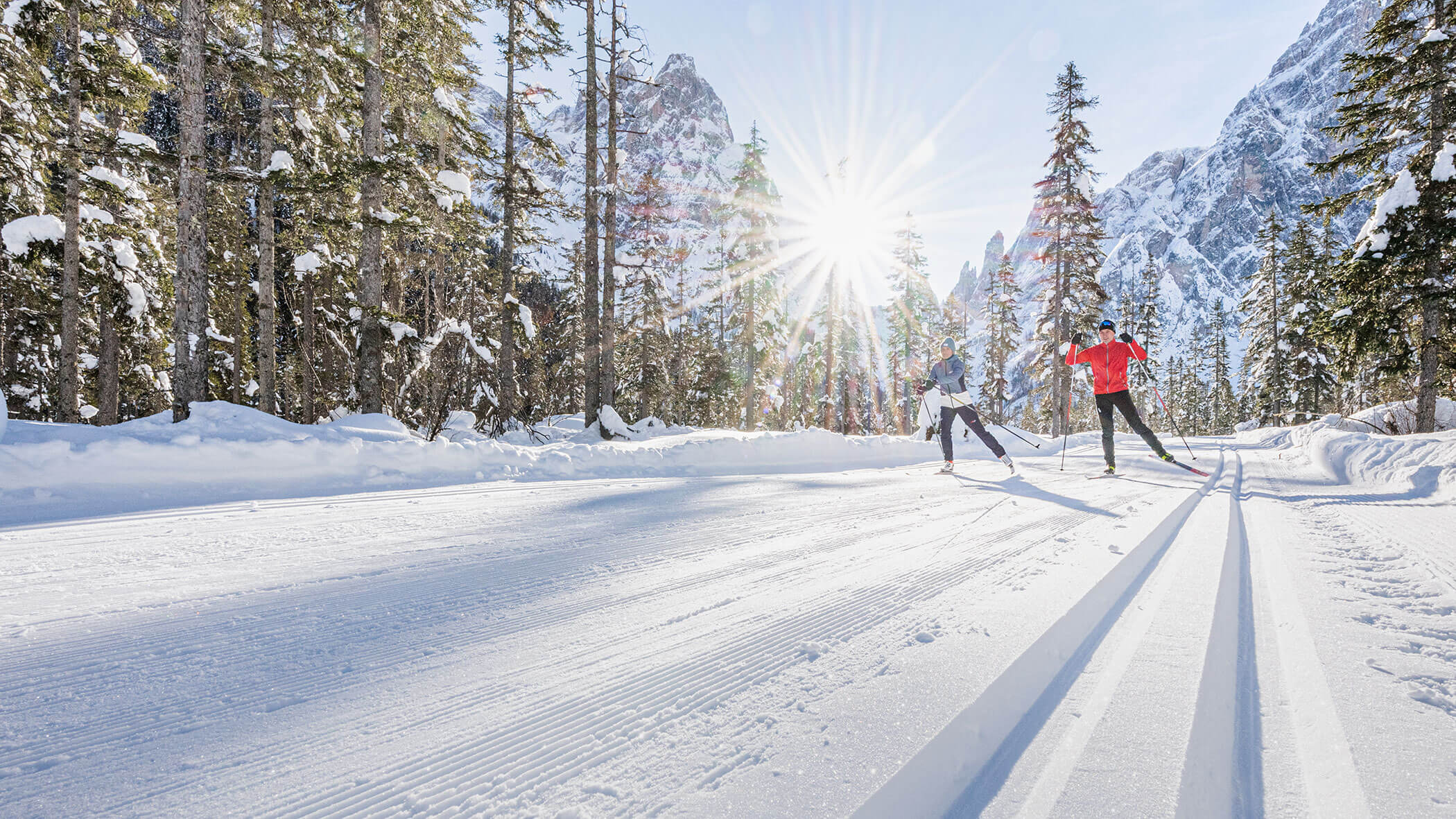 Una coppia di sciatori di fondo sulla pista nella foresta - Residence Kurze Wand