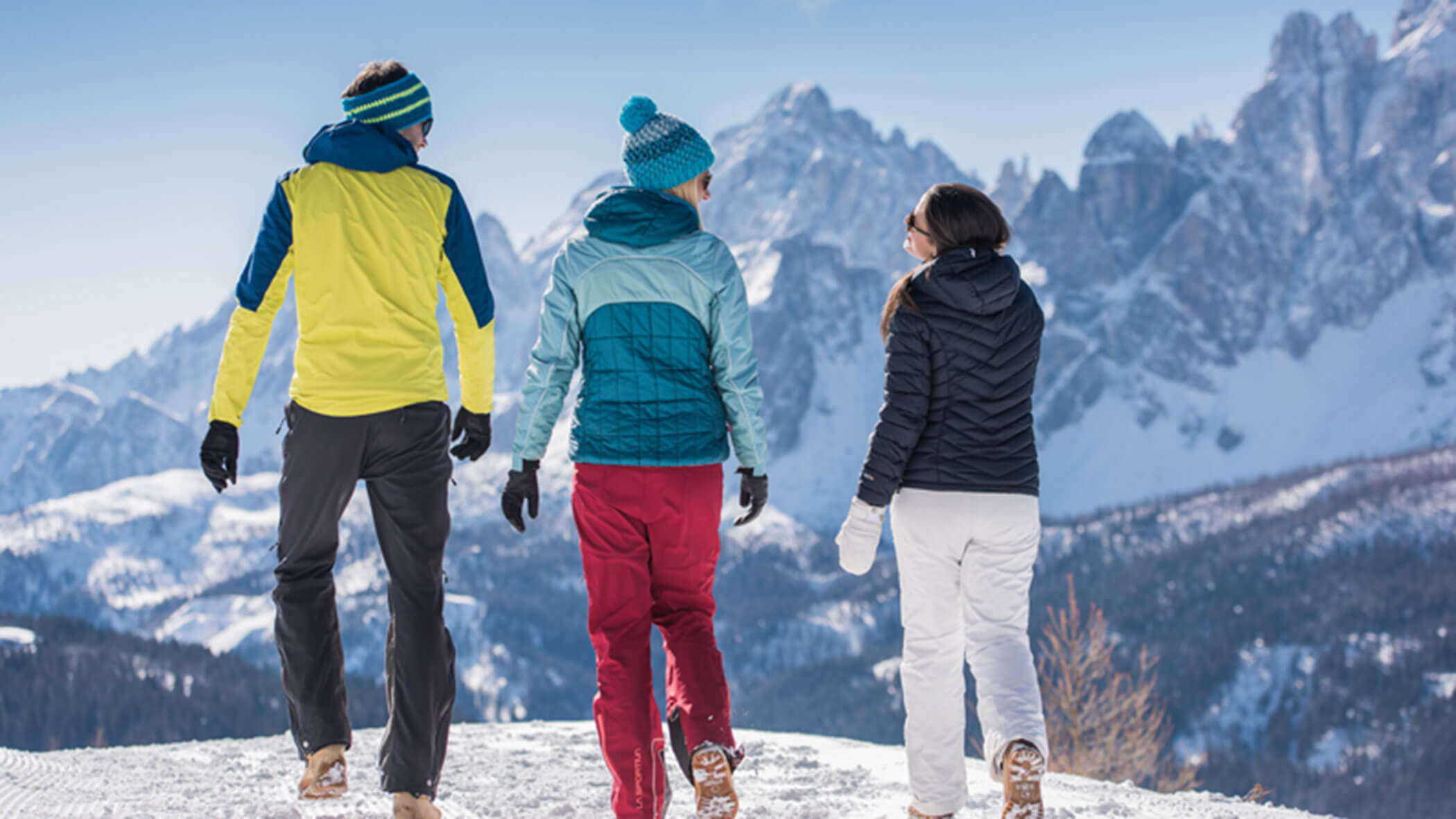 Tre escursionisti in tenuta invernale in una soleggiata giornata invernale - Residence Kurze Wand