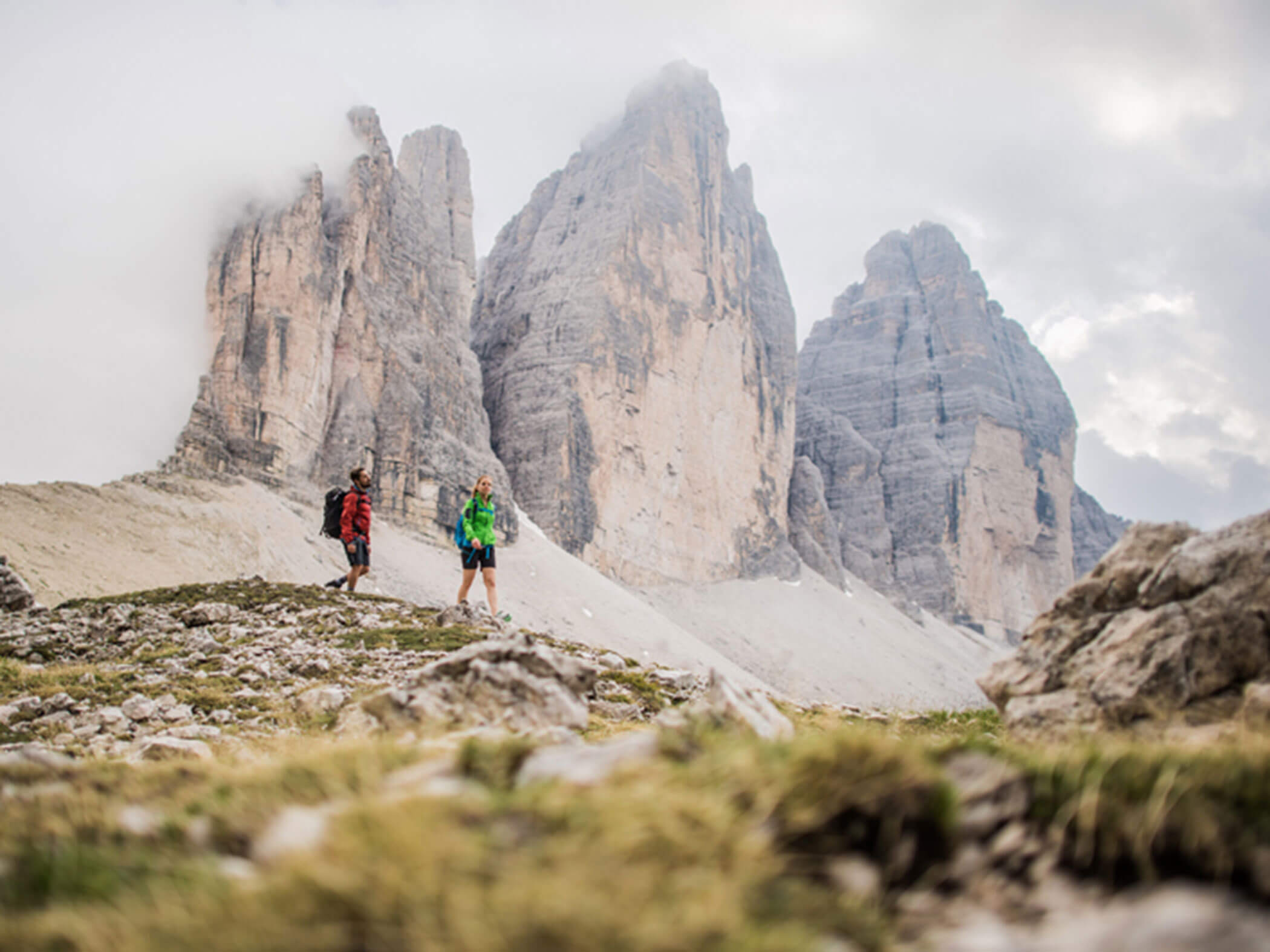 Due escursionisti davanti alle Tre Cime coperte di nebbia - Residence Kurze Wand
