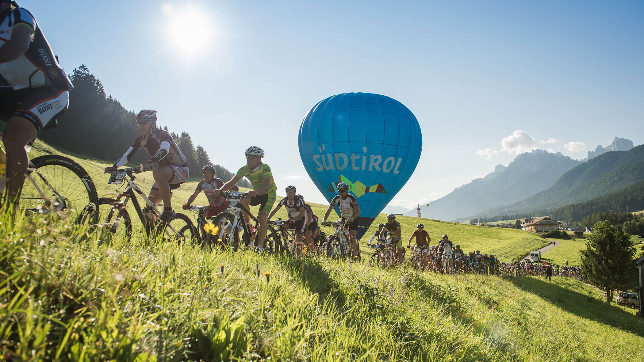 Gara ciclistica con diversi ciclisti e una mongolfiera alle loro spalle - Residence Kurze Wand