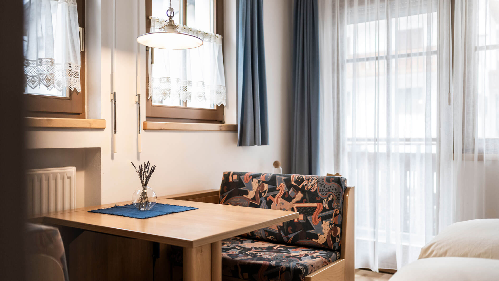 Salotto con tappezzeria a fantasia e un bouquet di lavanda nell'appartamento 1 - Residence Kurze Wand