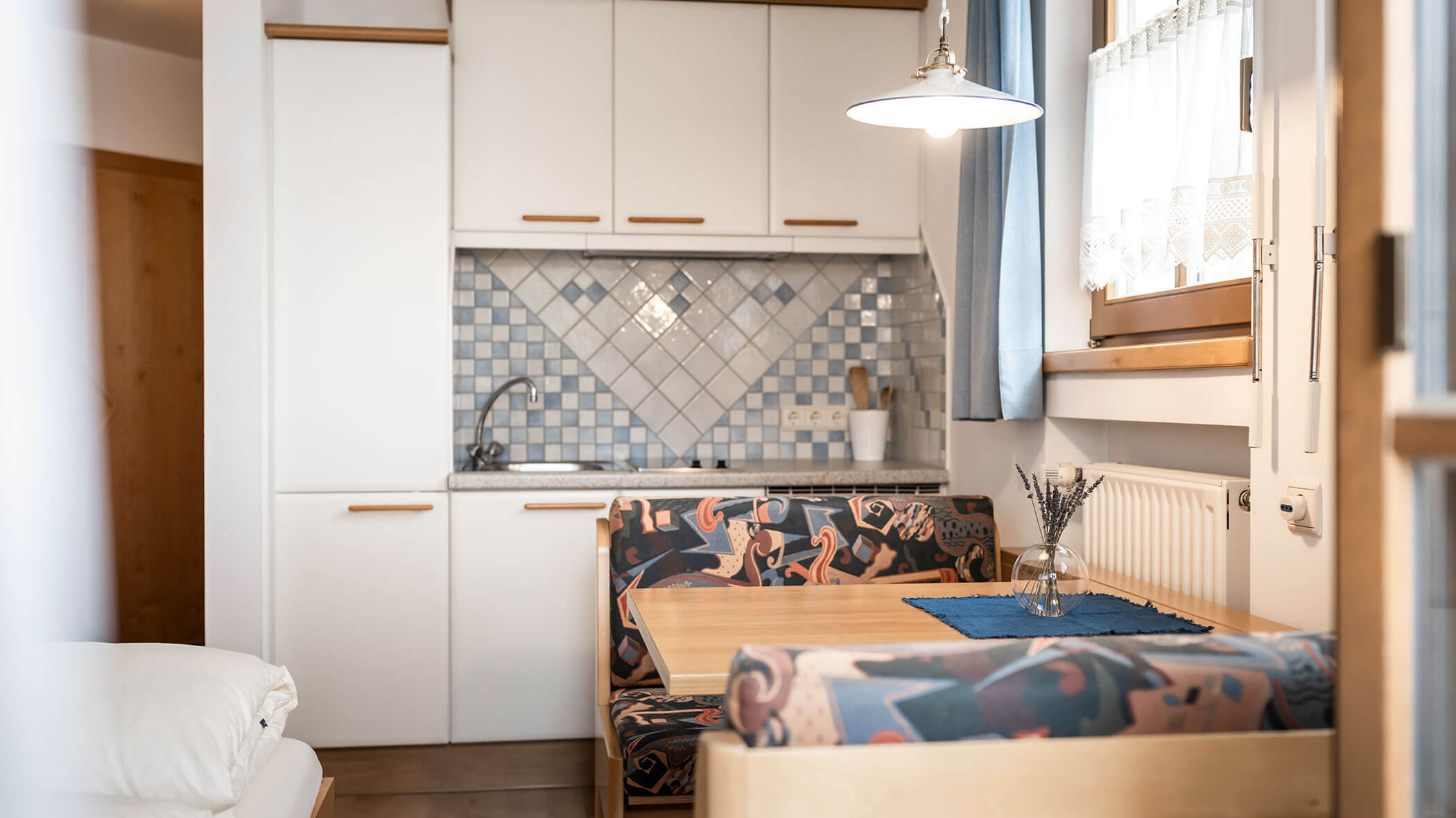 Zona soggiorno e angolo cottura bianco nell'appartamento 1 - Residence Kurze Wand