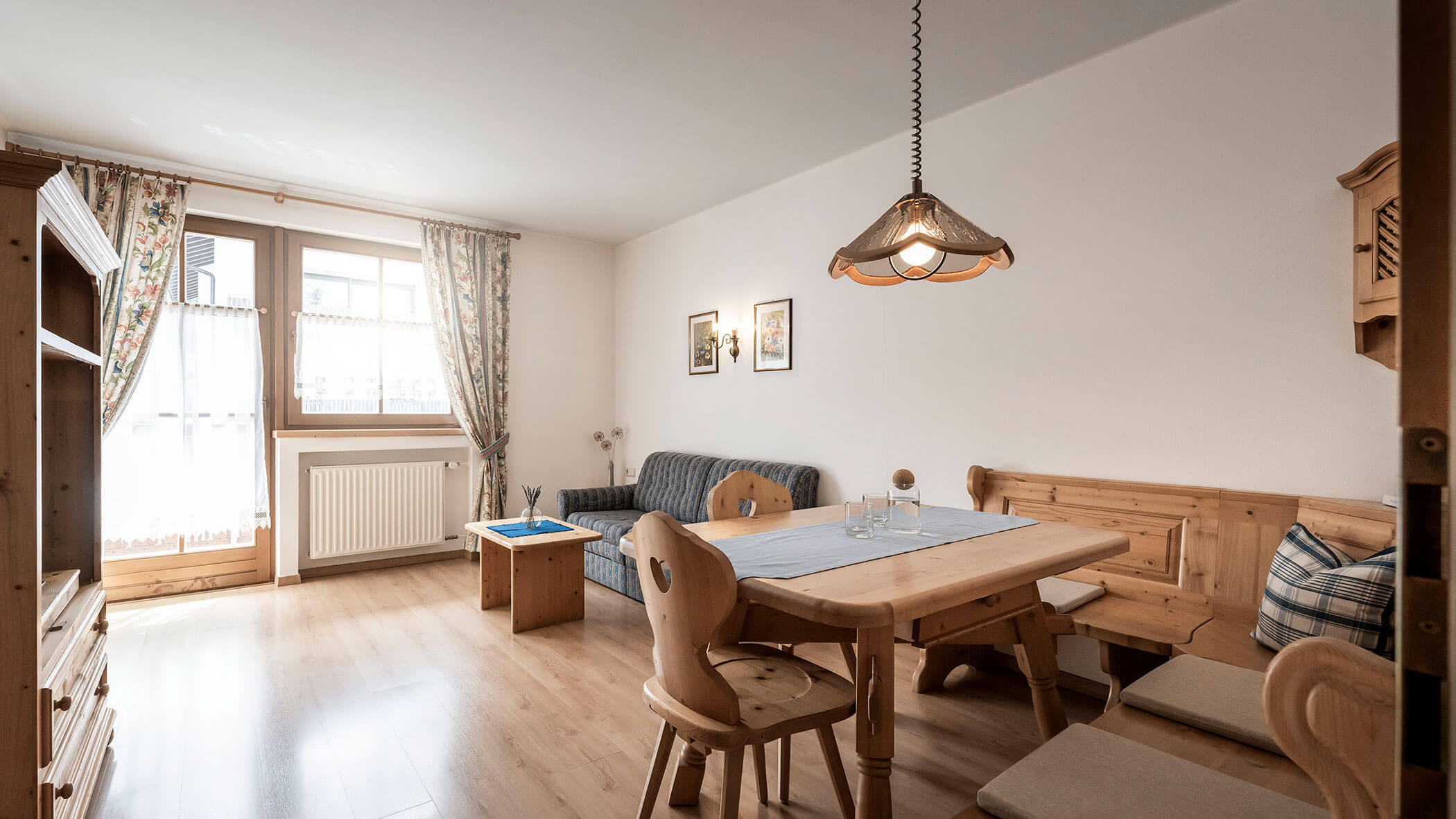 Soggiorno con panca ad angolo e divano blu nell'appartamento 3 - Residence Kurze Wand