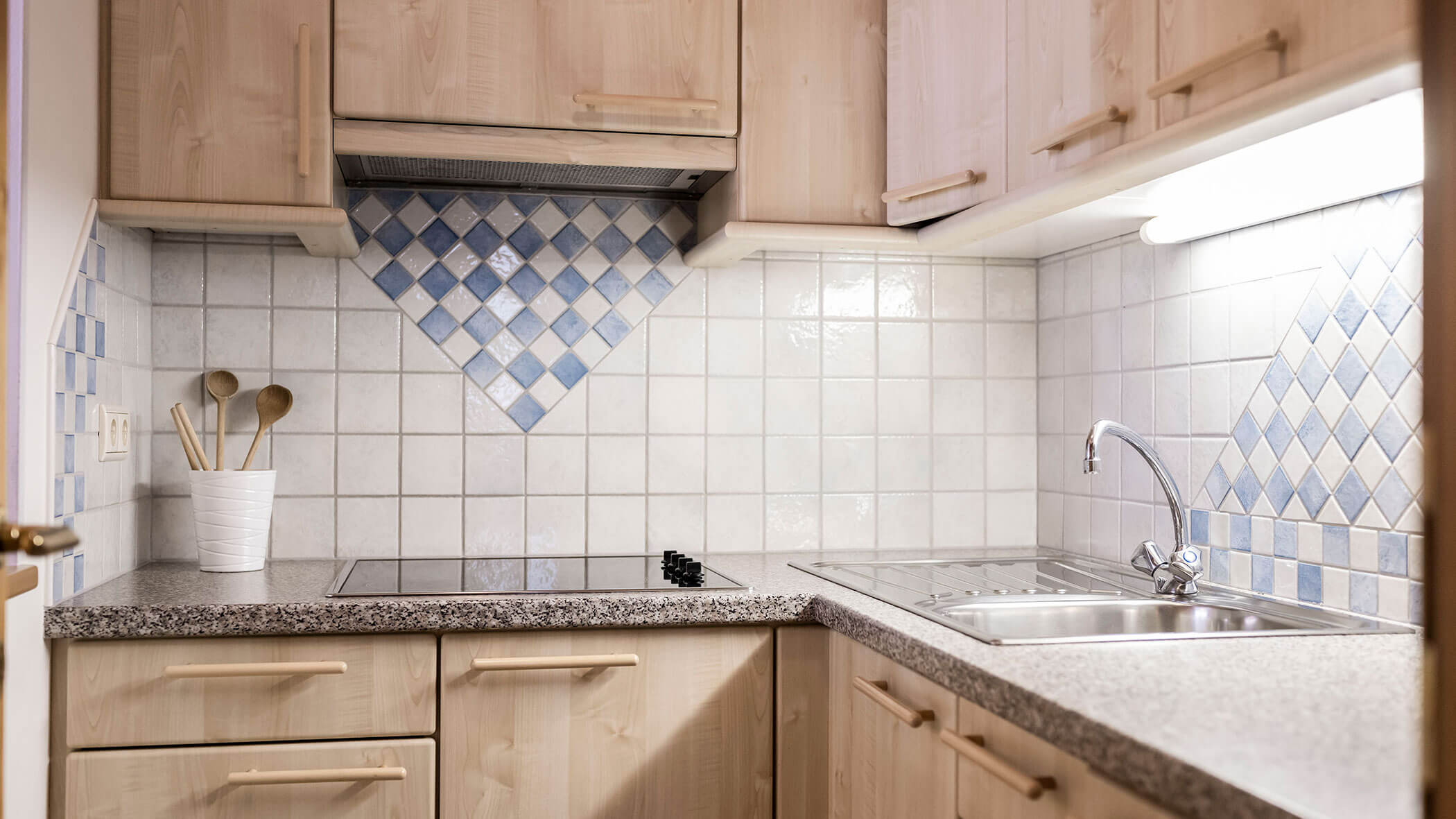 Angolo cottura con armadi in legno nell'appartamento 3 - Residence Kurze Wand