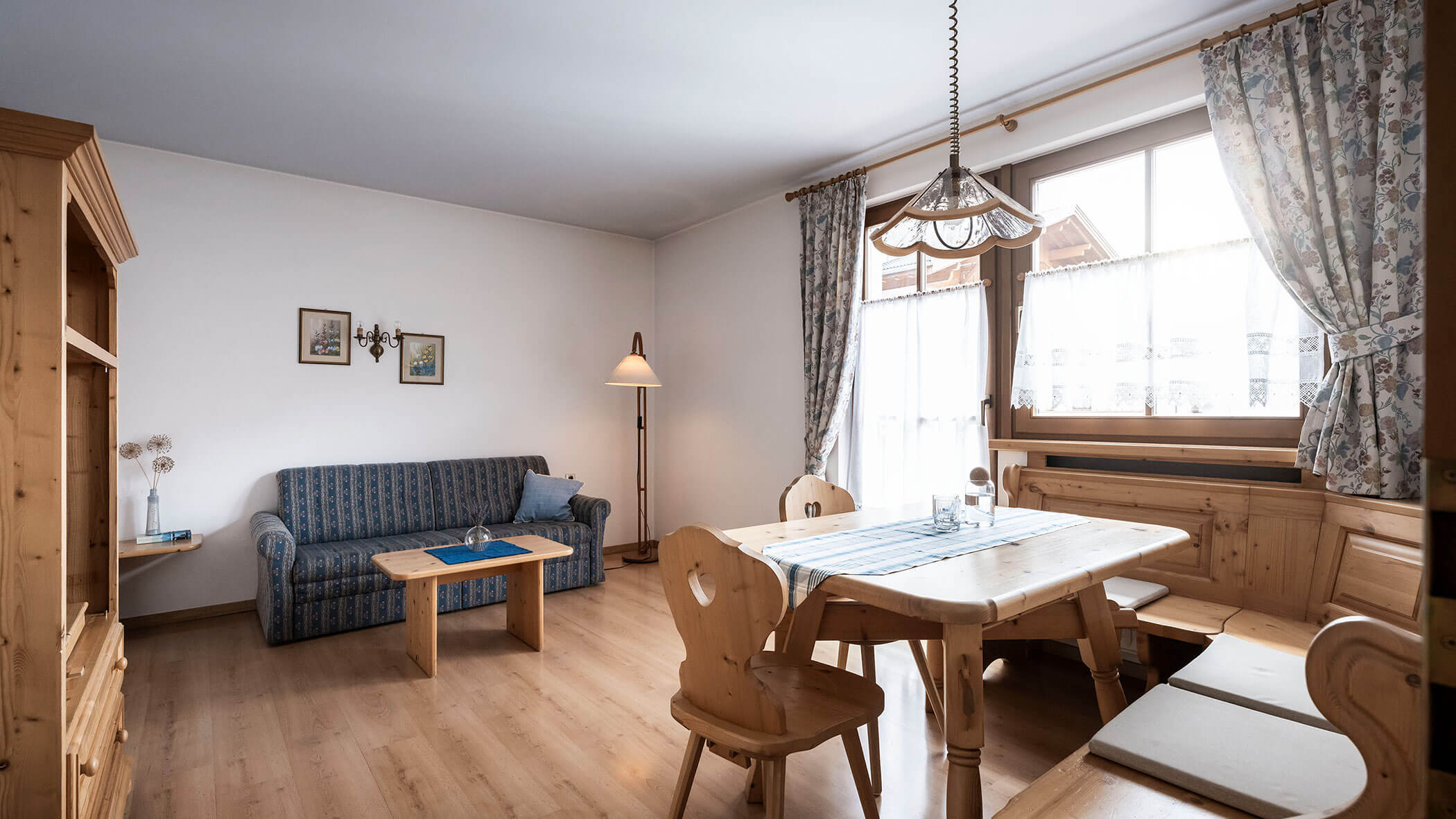 Soggiorno con panca angolare in legno e cassettiera e divano nell'appartamento 4 - Residence Kurze Wand