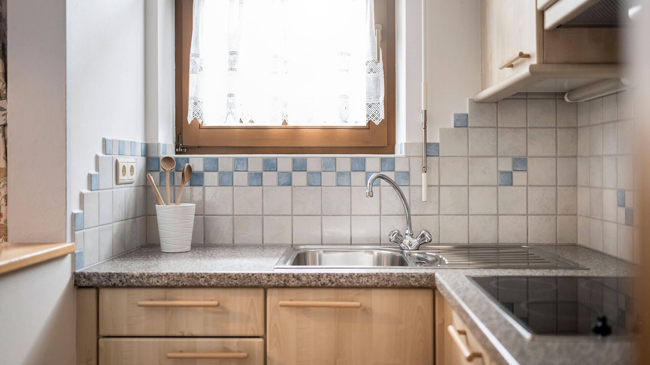 Angolo cottura con armadi in legno nell'appartamento 4 - Residence Kurze Wand