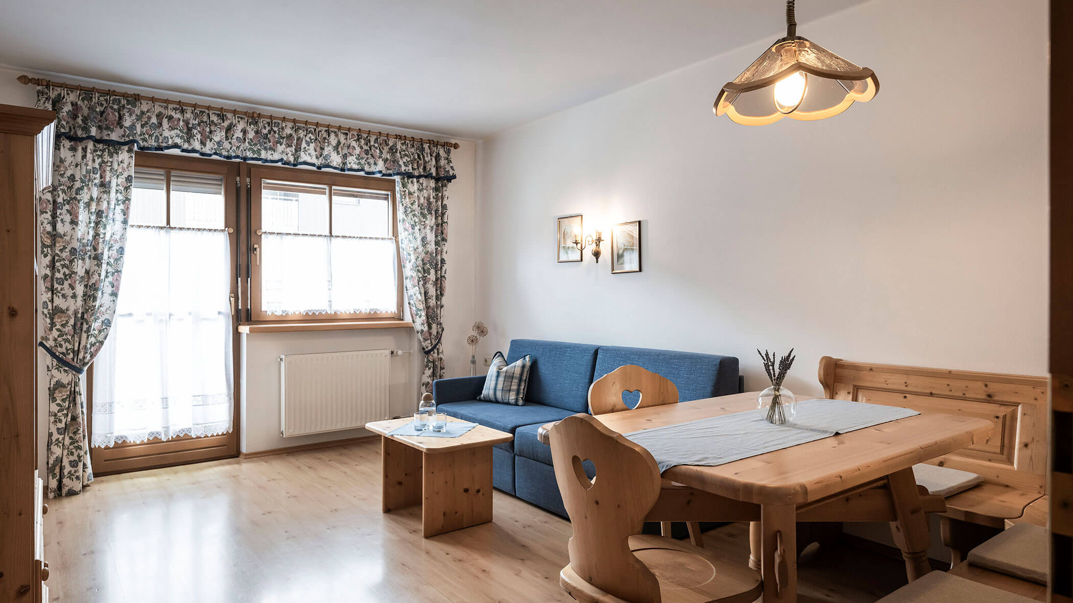 Soggiorno con panca ad angolo e divano blu nell'appartamento 5 - Residence Kurze Wand