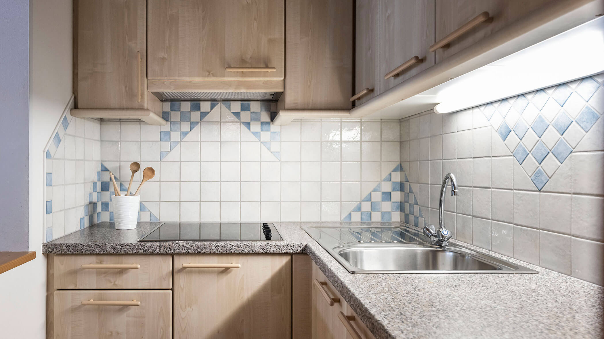 Angolo cottura con armadietti in legno nell'appartamento 5 - Residence Kurze Wand