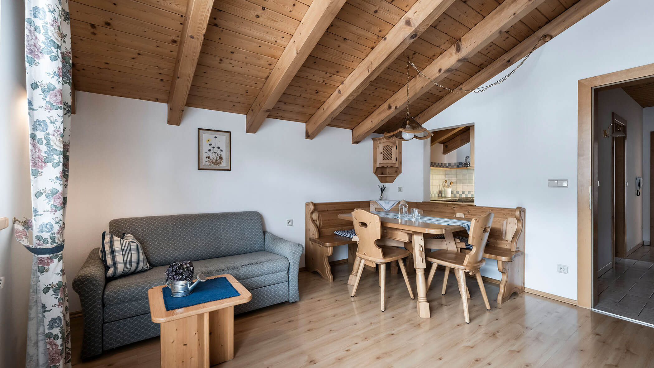 Soggiorno con panca ad angolo e divano a fantasia blu nell'appartamento 6 - Residence Kurze Wand