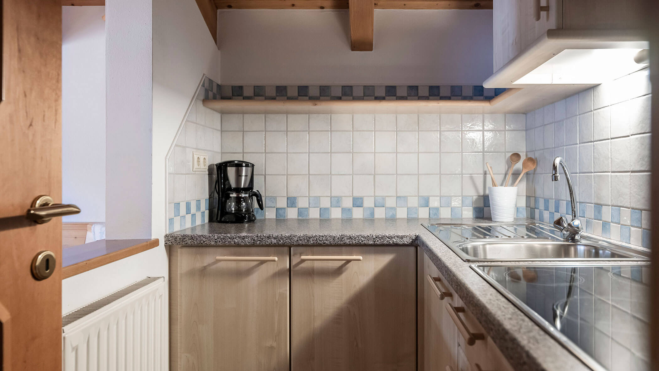 Angolo cottura con armadietti in legno e macchina per il caffè nell'appartamento 6 - Residence Kurze Wand