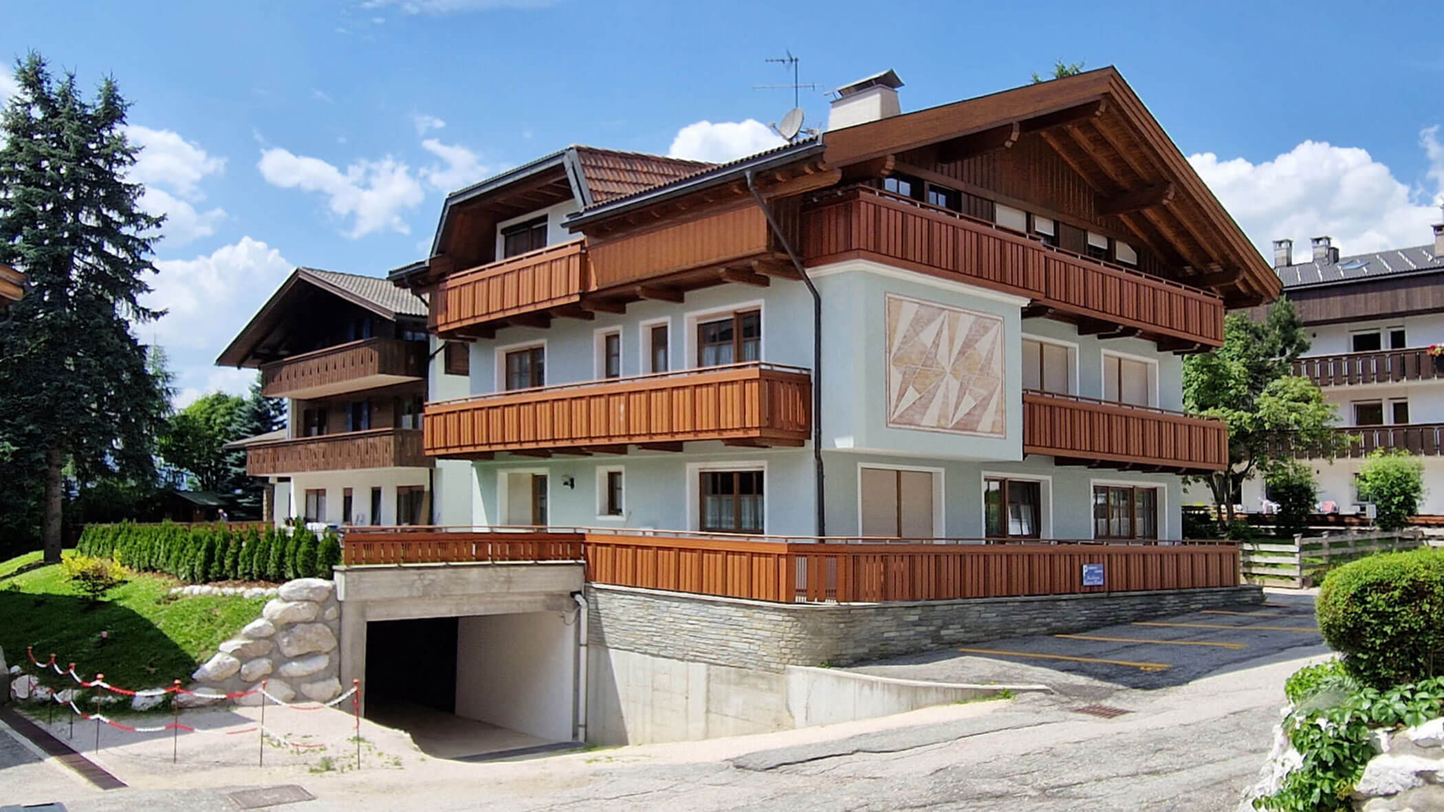 Vista esterna del Residence Kurze Wand in estate