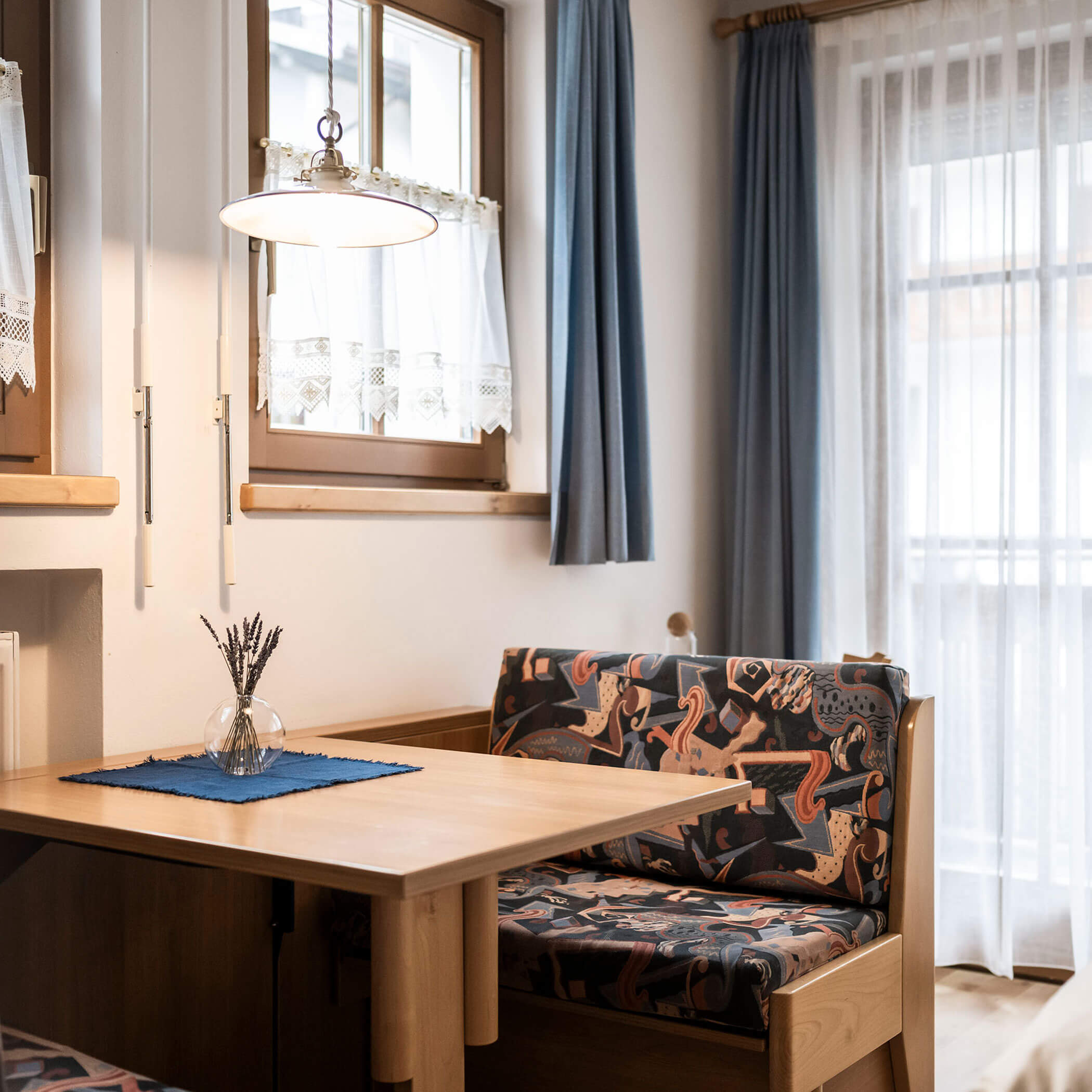 Zona soggiorno con tappezzeria a fantasia e un mazzo di lavanda nell'appartamento 1 - Residence Kurze Wand